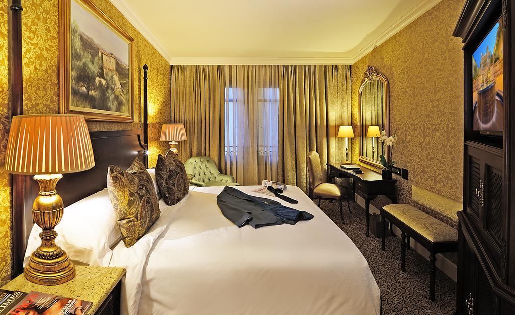 Palazzo Hotel Fourways Exteriör bild A room at the hotel