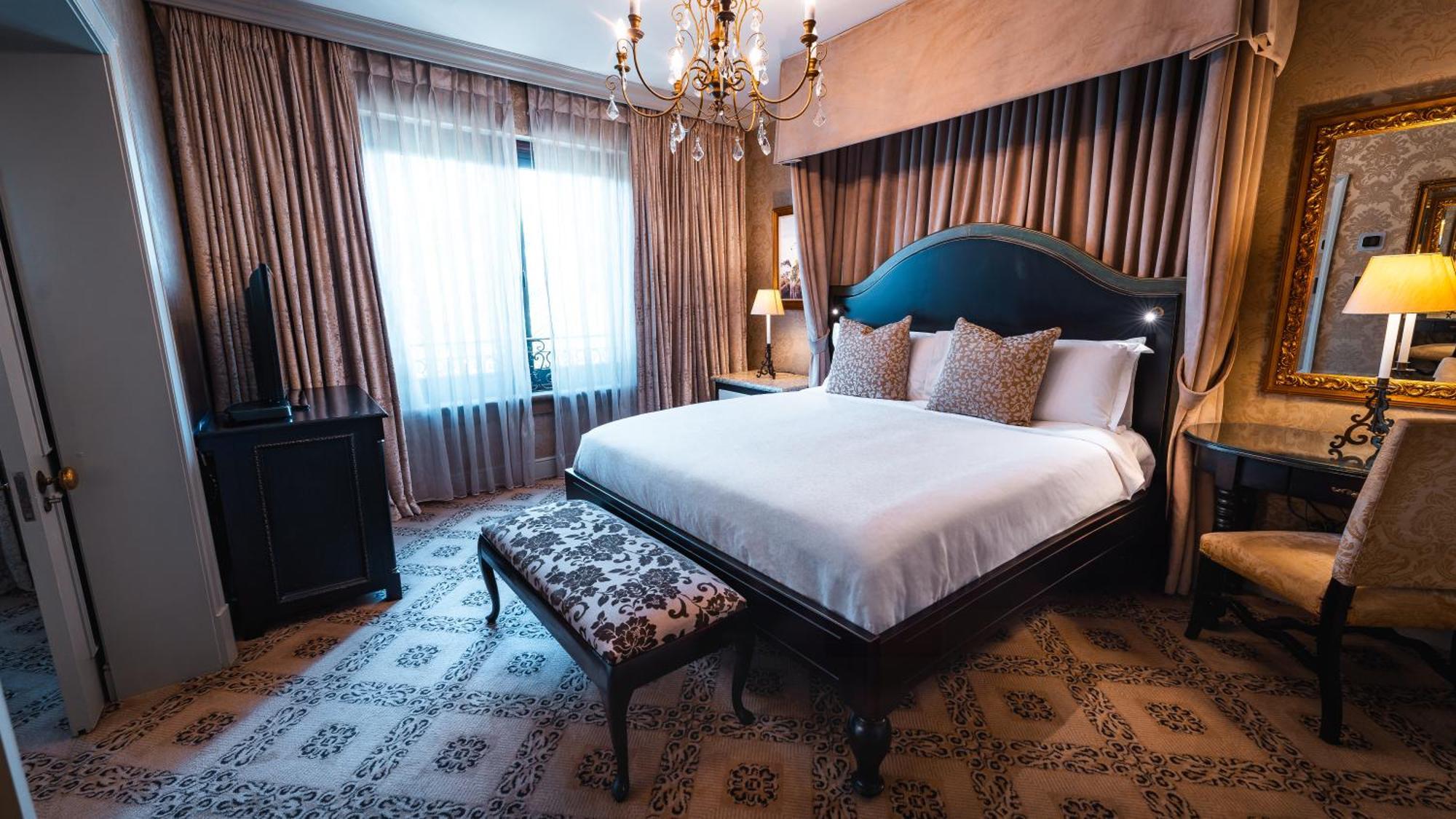 Palazzo Hotel Fourways Exteriör bild A bedroom at the hotel