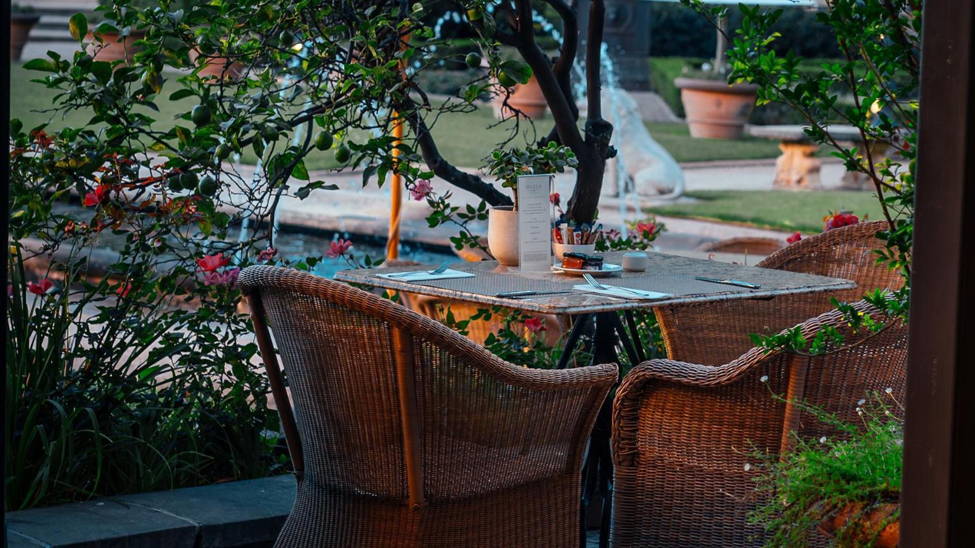 Palazzo Hotel Fourways Exteriör bild A rattan chair