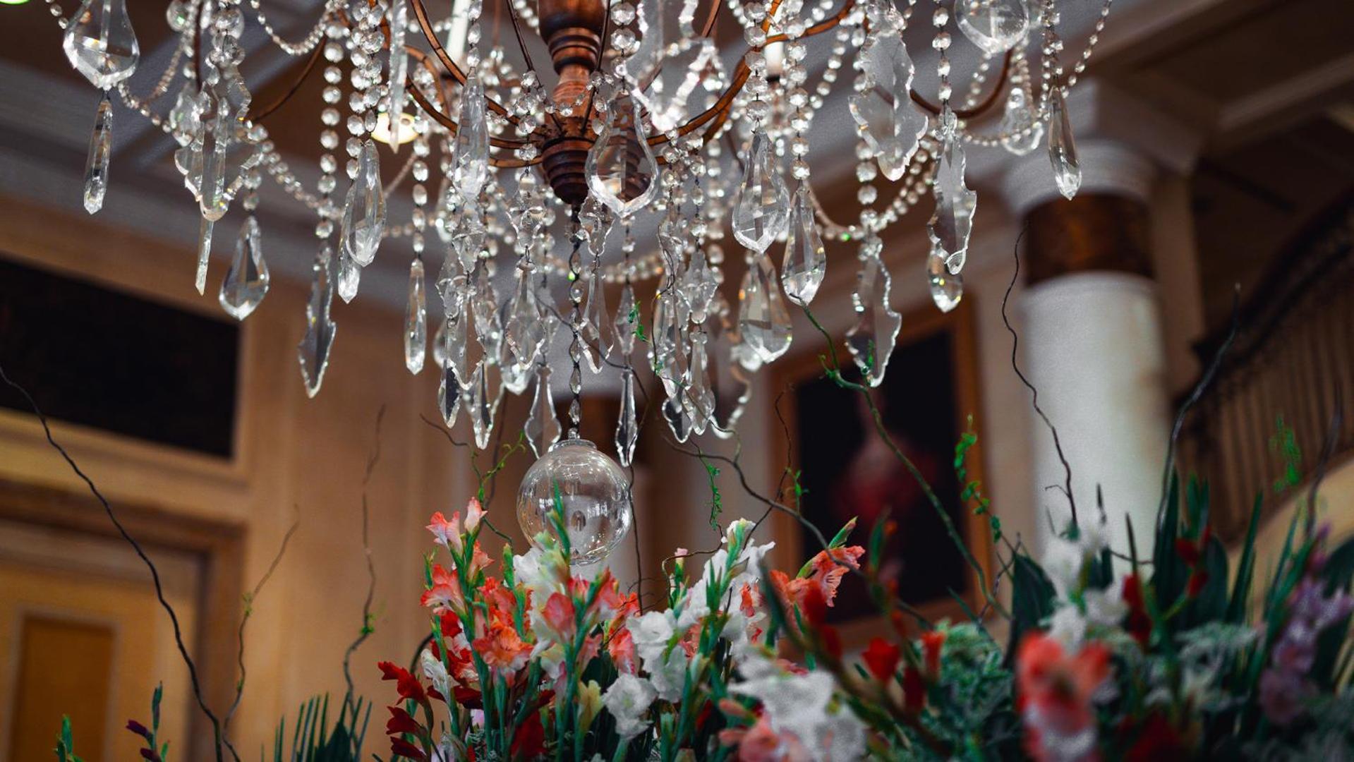 Palazzo Hotel Fourways Exteriör bild A chandelier