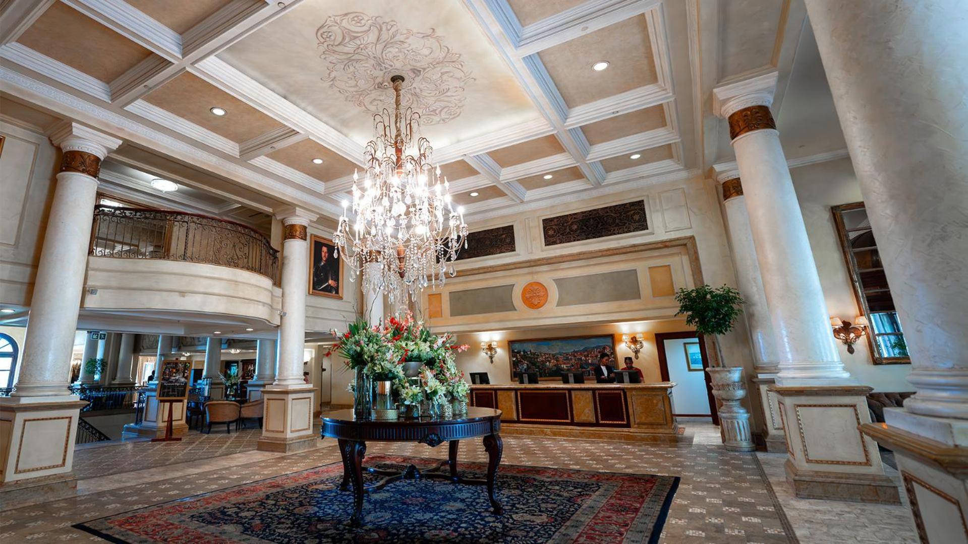 Palazzo Hotel Fourways Exteriör bild The lobby of the Hilton San Diego Bayfront