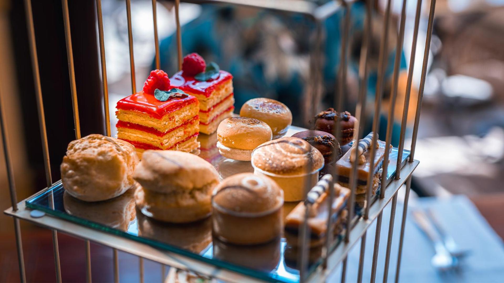 Palazzo Hotel Fourways Exteriör bild A selection of petits fours
