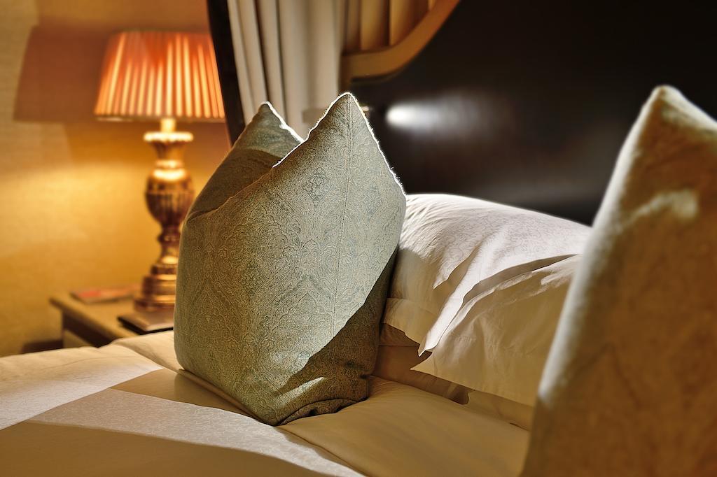 Palazzo Hotel Fourways Exteriör bild A cushion