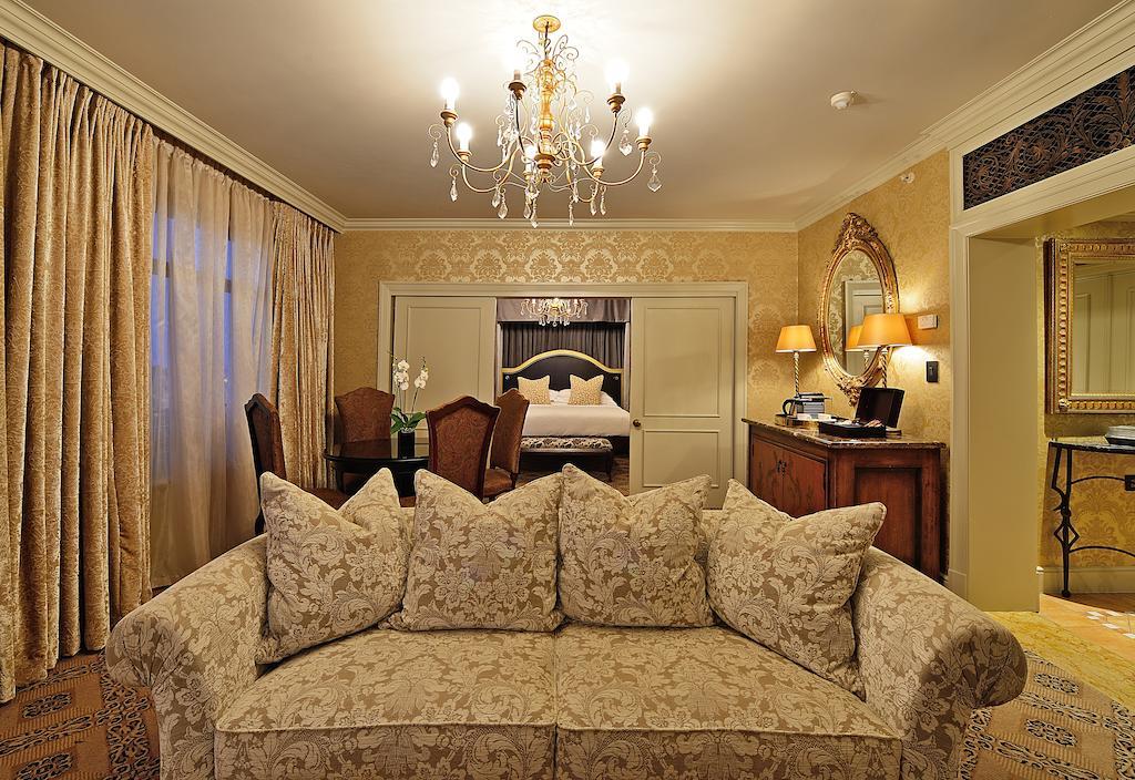 Palazzo Hotel Fourways Exteriör bild A suite at the Ritz-Carlton, Boston
